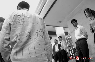 ���д�ѧ�ſڴ�ʾ���¿��Ů��6Сʱ(��ͼ)